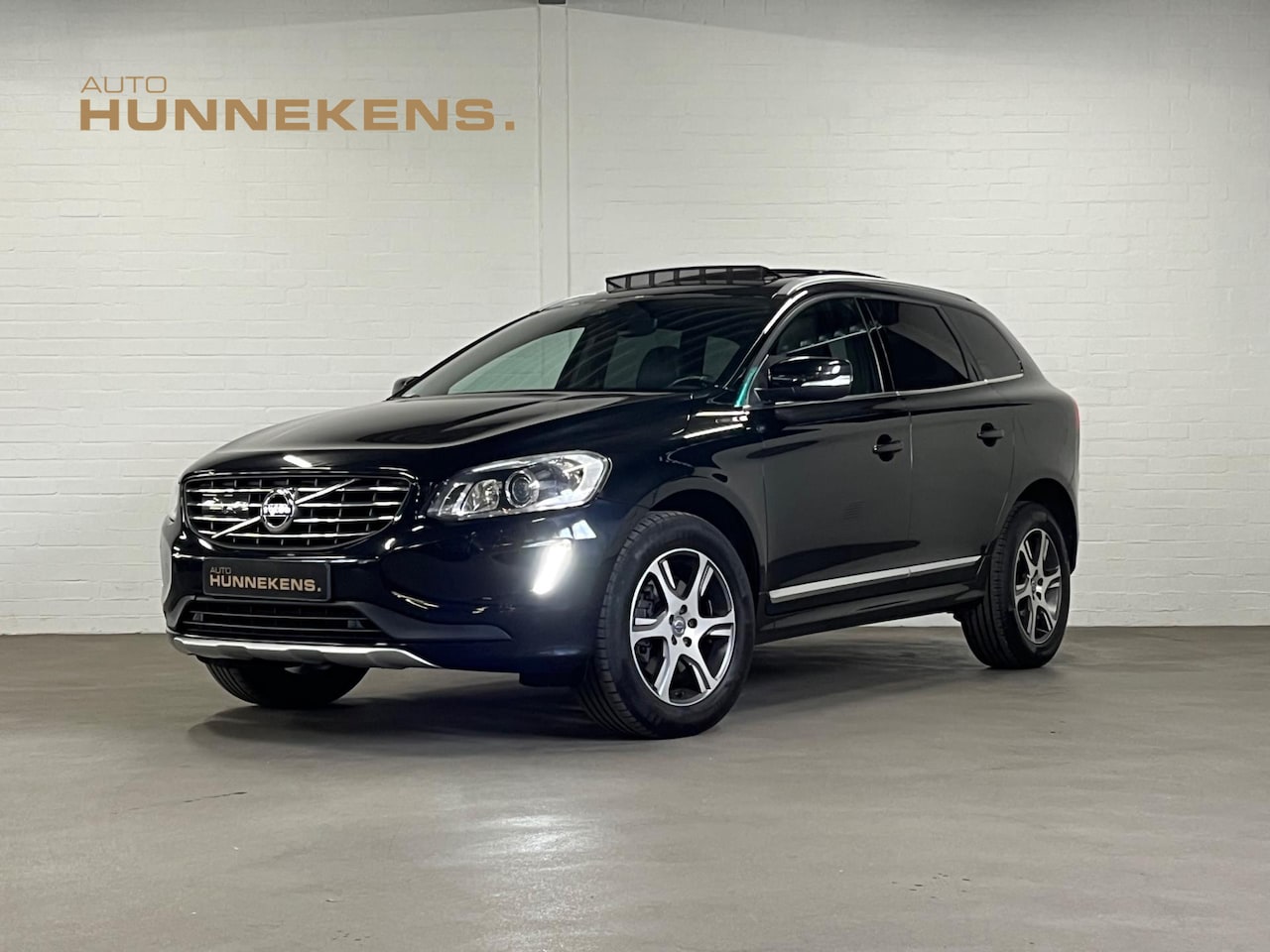 Volvo XC60 - 2.4 D5 AWD Trekhaak | Adapt. Cruise c. | BLIS | Open dak | Stoel-/Stuur verwarming - AutoWereld.nl