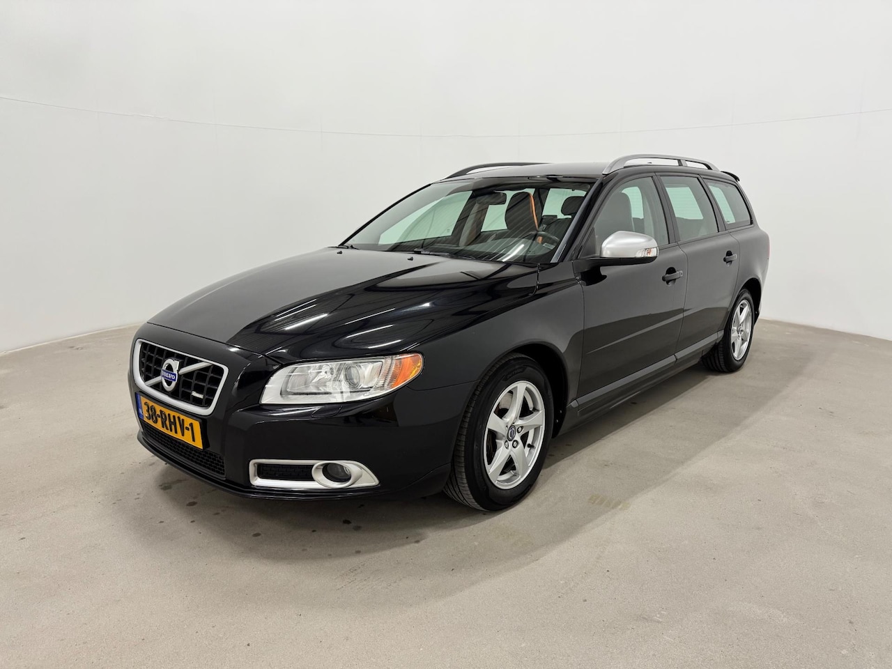 Volvo V70 - 2.0T AUT R-Design / Leder / Xenon / Navi / Dealeronderhouden - AutoWereld.nl