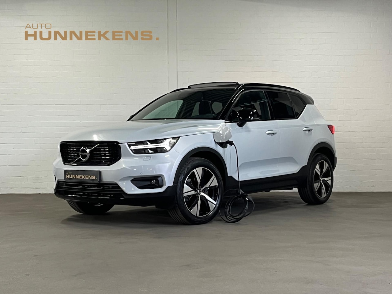 Volvo XC40 - Recharge R-Design T4 | Open dak | Adapt. Cruise | Camera | Stoel-/Stuur verwarming - AutoWereld.nl