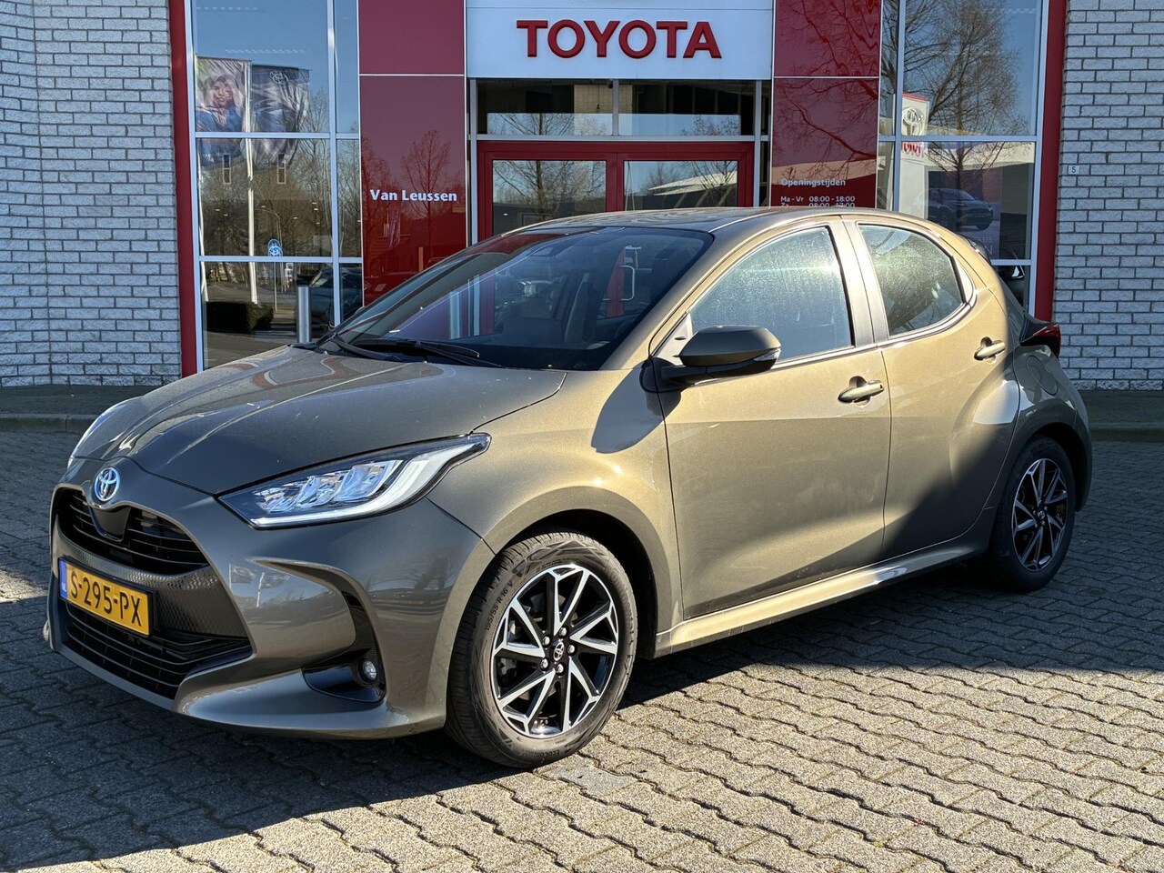 Toyota Yaris - 1.5 HYBRID DYNAMIC APPLE/ANDROID KEYLESS CLIMA AD-CRUISE 16"LM-VELGEN LED NL-AUTO - AutoWereld.nl