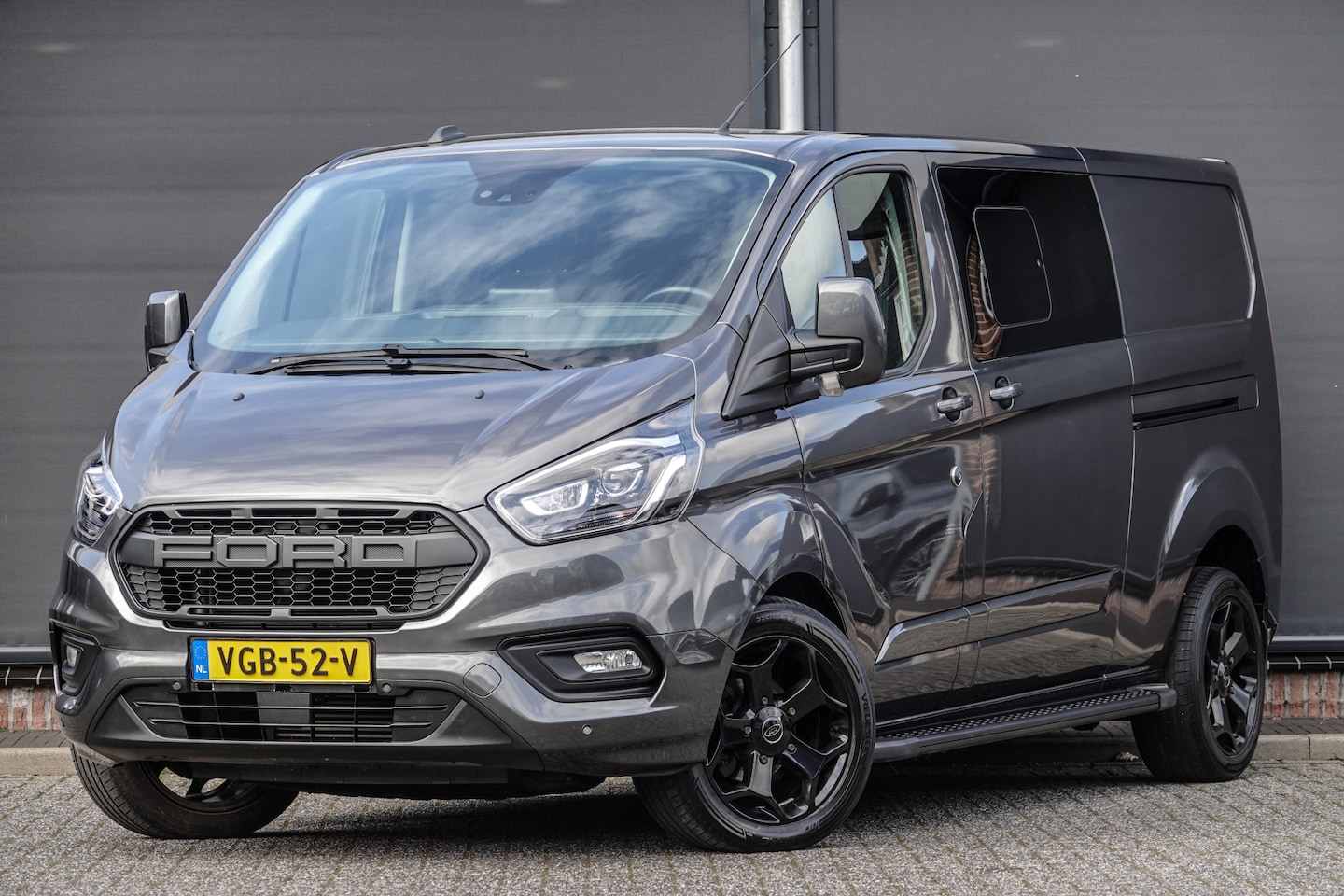 Ford Transit Custom - L2H1 Dubbel Cabine 2.0Tdci 170Pk Aut. | Limited | Raptor Edition | 2xSchuifdeur | Treeplan - AutoWereld.nl