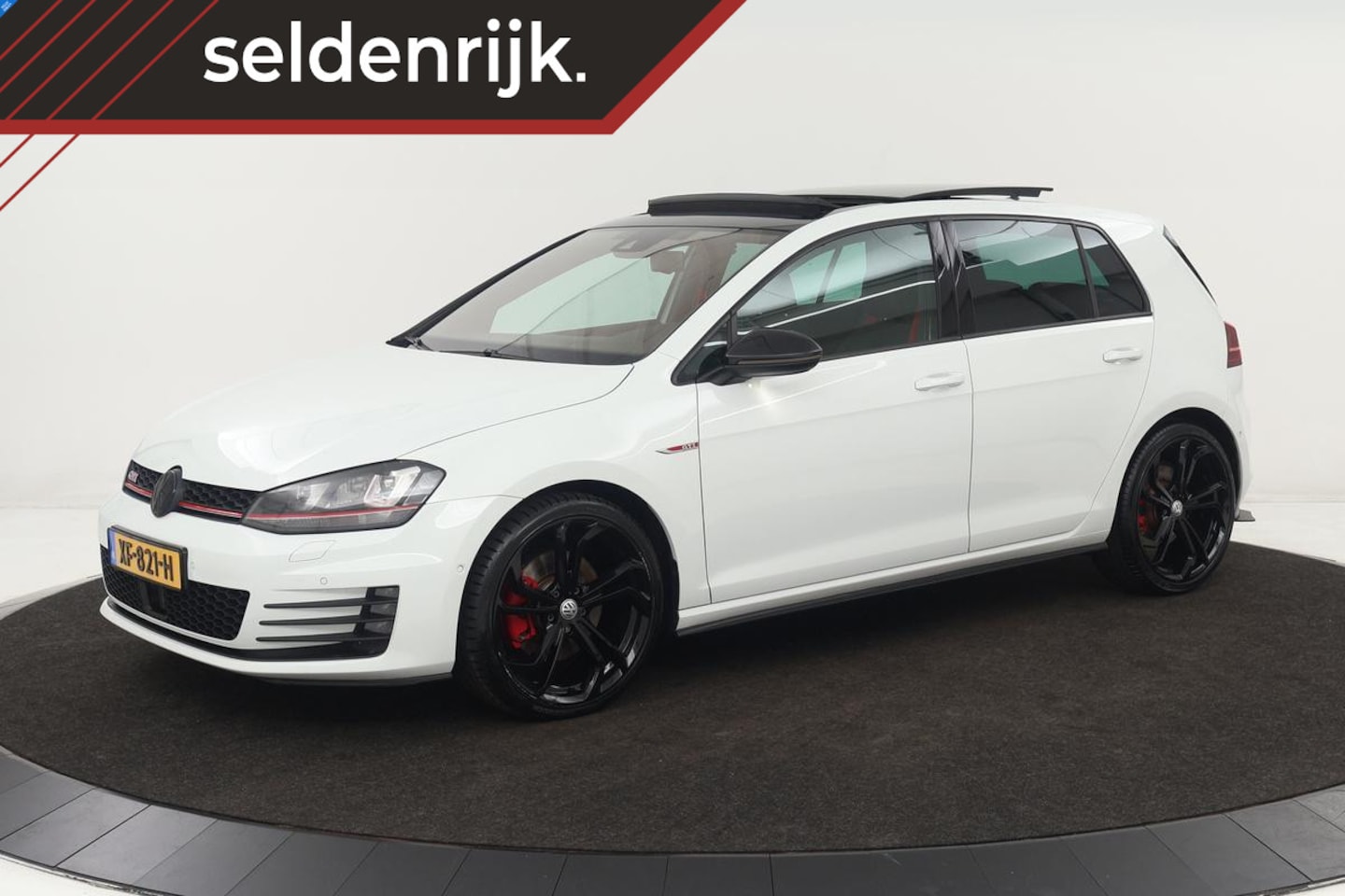 Volkswagen Golf - 2.0 TSI GTI | Panoramadak | Stoelverwarming | Adaptive cruise | Navigatie | Xenon | 19'' | - AutoWereld.nl