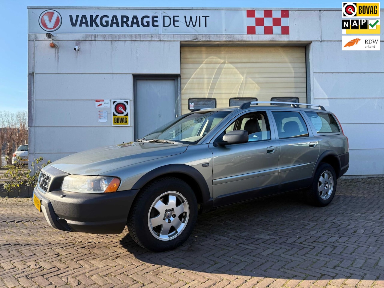 Volvo XC70 - 2.5 T Summum | Dealer onderhouden - AutoWereld.nl