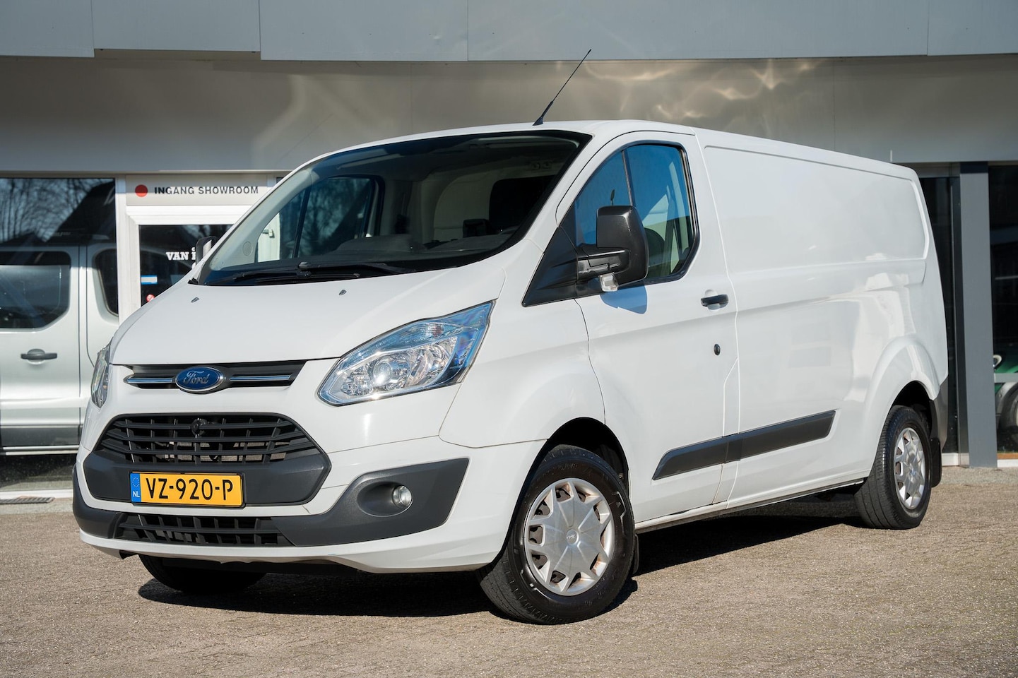 Ford Transit - 310 2.2 TDCI L2H1 Ambiente 125 PK | Trekhaak | Airco | Nette staat - AutoWereld.nl