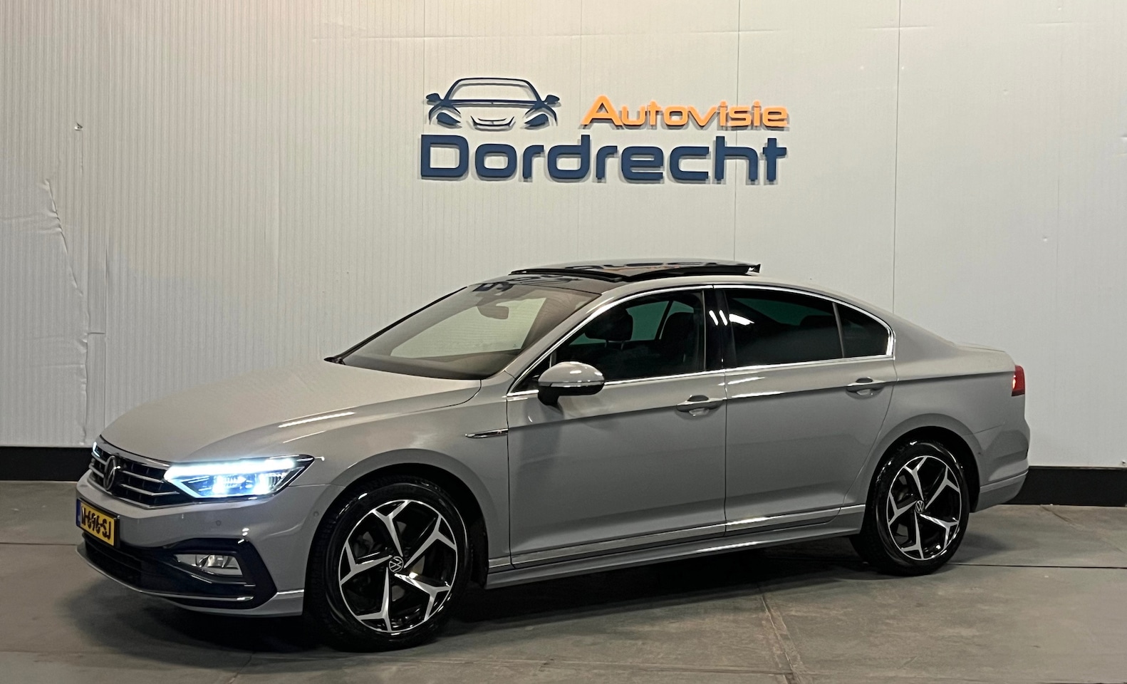 Volkswagen Passat - 1.5 TSI R-Line Business +|Pano|Virtual|Camera|LED|ACC|Sfeer|Leder - AutoWereld.nl