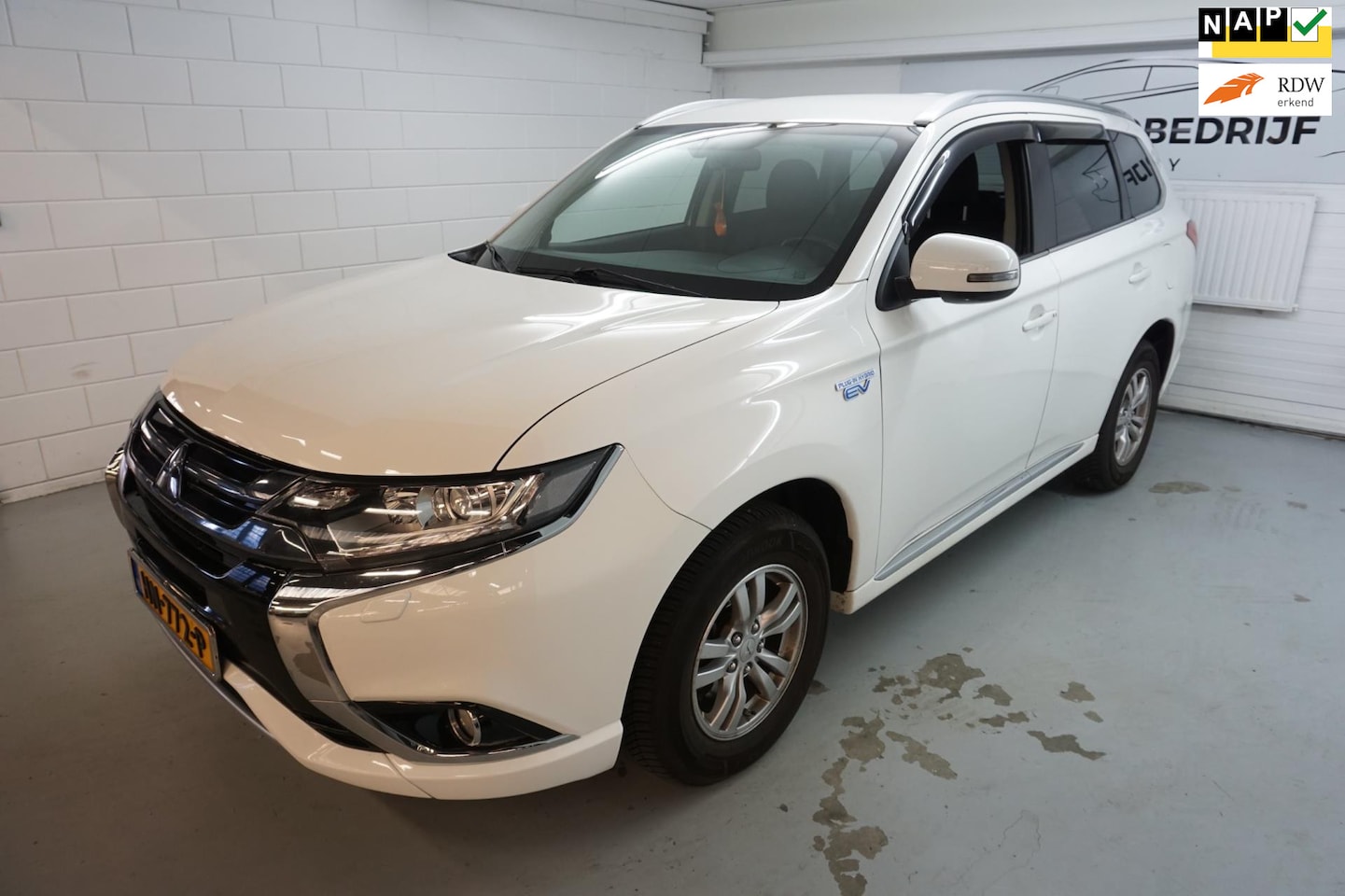 Mitsubishi Outlander - 2.0 PHEV Business Edition / NAVI / NAP / CAMERA - AutoWereld.nl