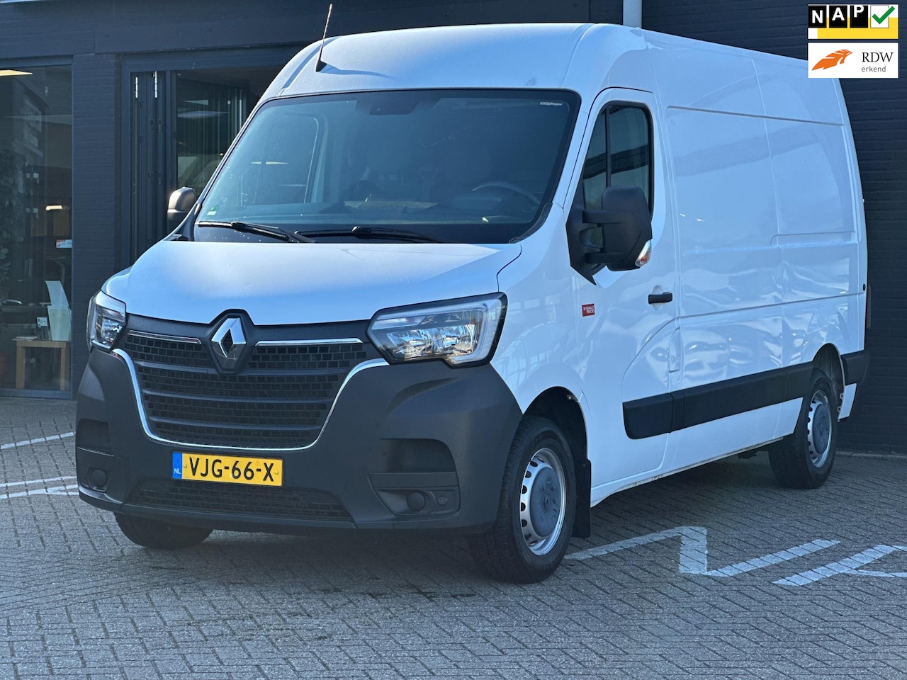 Renault Master - T35 2.3 dCi 135 L2H2 Comfort/CAMERA/NAVI/TREKHAAK/KM 68.000 NAP!! - AutoWereld.nl