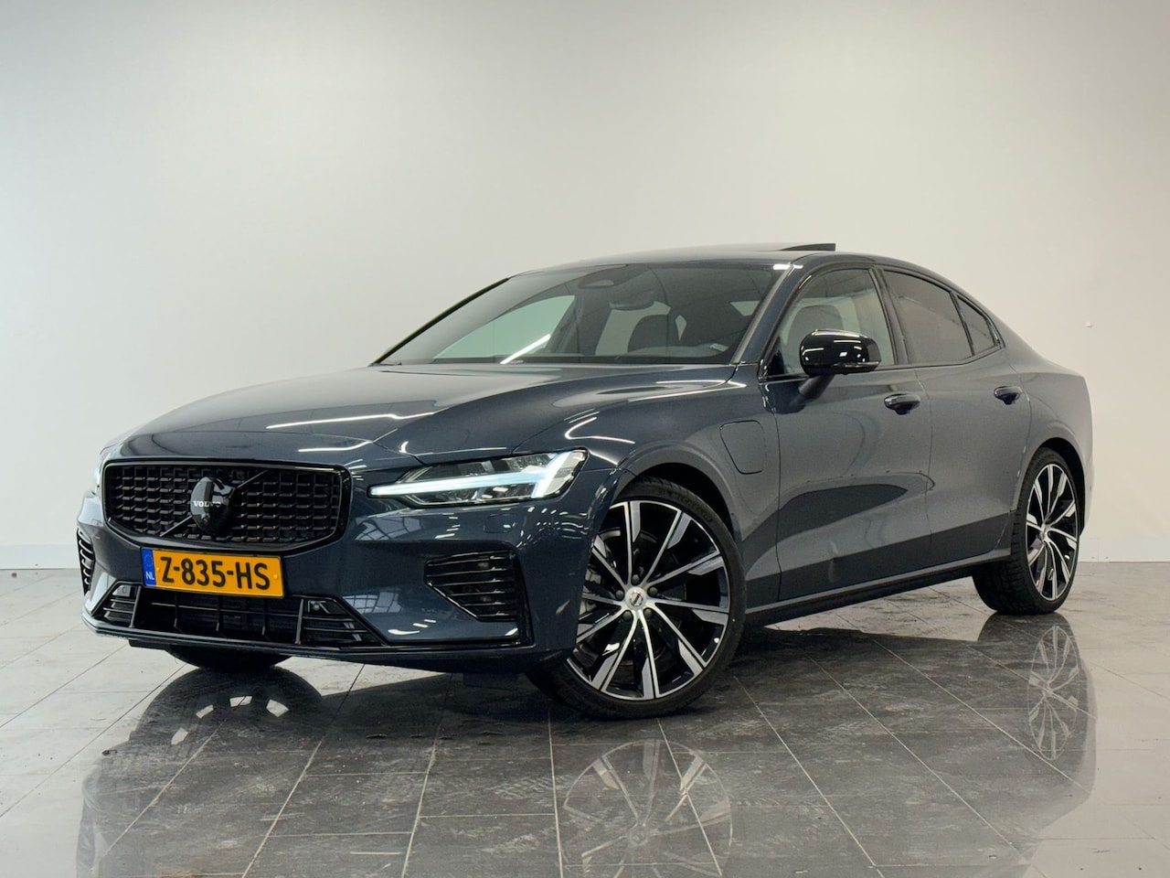 Volvo S60 - Recharge T6 AWD Ultimate Dark | Bowers & Wilkins | 360o Camera | Trekhaak | 20"Lichtmetaal - AutoWereld.nl