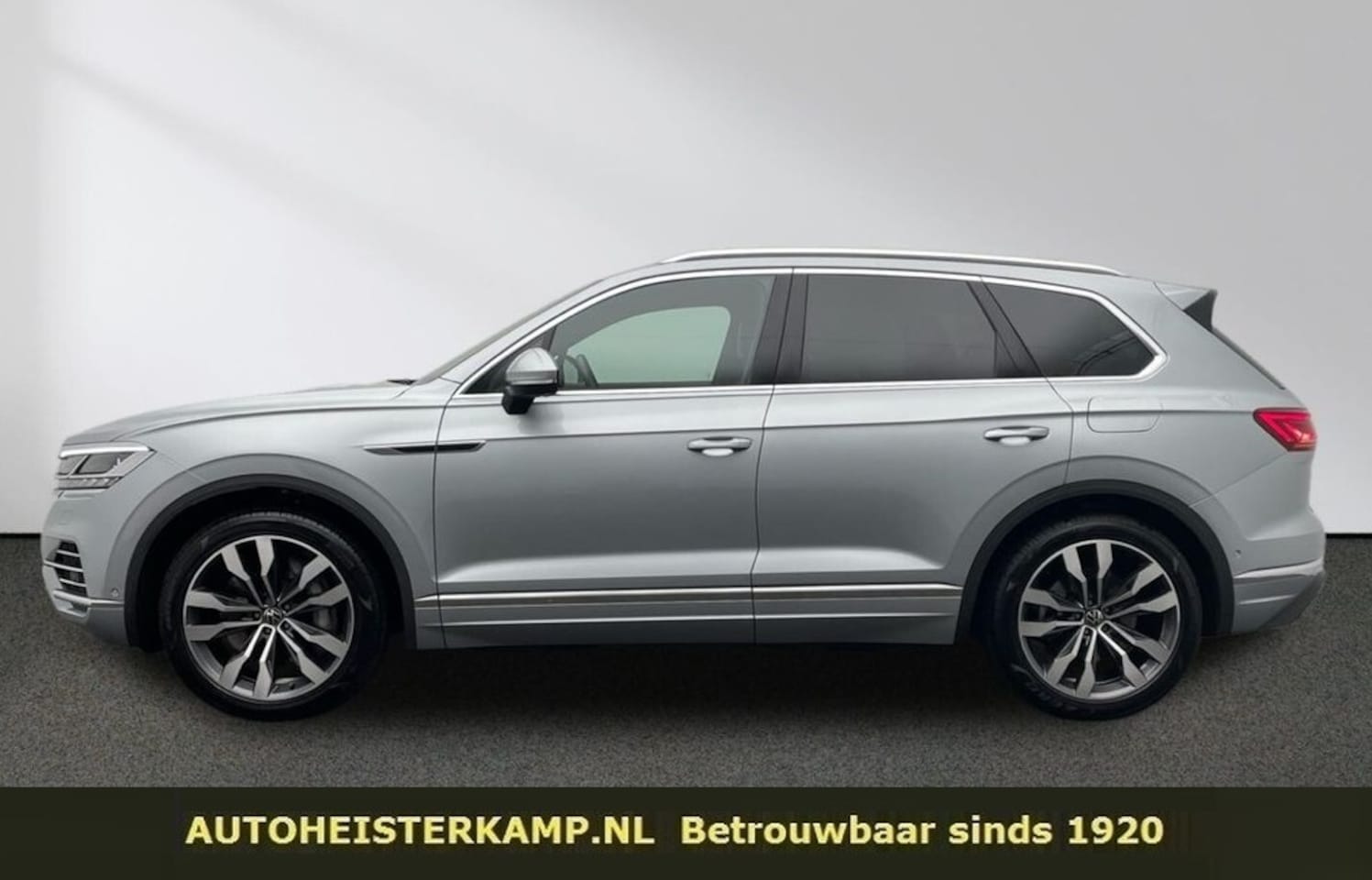 Volkswagen Touareg - 3.0 TSi eHybrid 4MOTION Elegance ACC Luchtvering Stoelkoeling en Massage 21 Inch - AutoWereld.nl