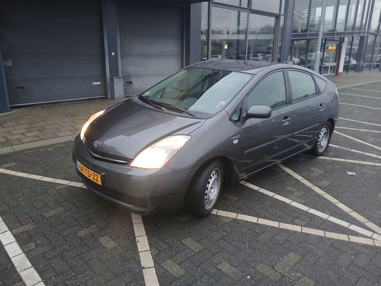 Toyota Prius - €3850,-1.5 VVT-i Climate Control Cruise Apk 2025 - AutoWereld.nl