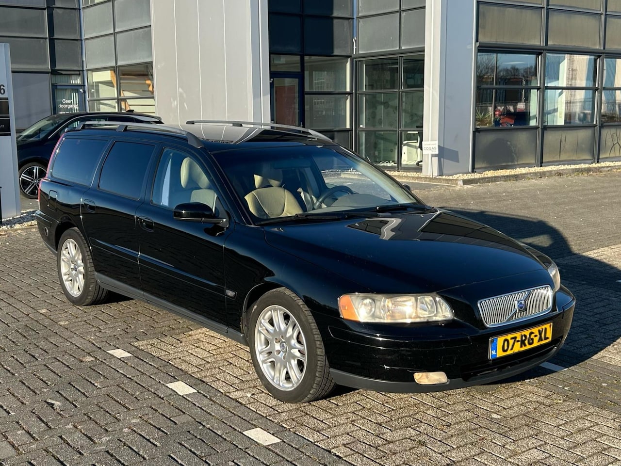 Volvo V70 - 2.4 / 170pk / NW APK / LPG G3/ Airco / Trekhaak / Leer / Facelift model - AutoWereld.nl