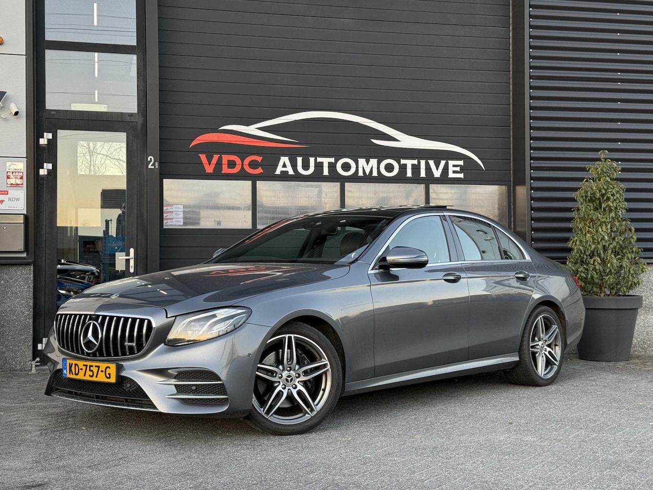 Mercedes-Benz E-klasse - 220d AMG Pano | Alcantare Hemel | Multibeam LED | Zonnerollo’s | Trekhaak | Camera - AutoWereld.nl