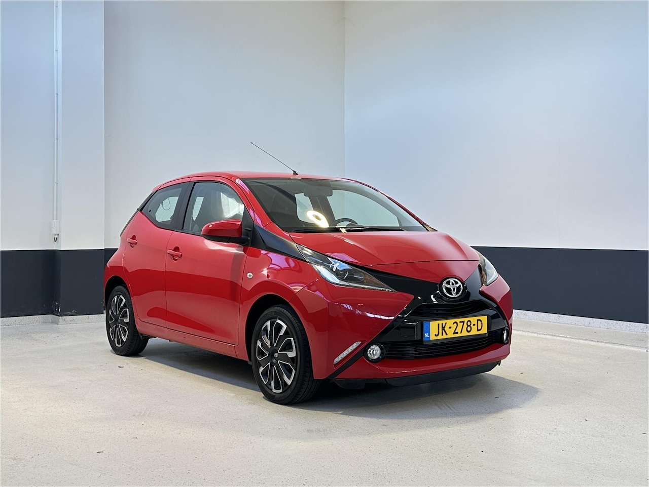 Toyota Aygo - 1.0 VVT-i x-play | NL | Camera | Airco | 5- DRS | LED | 1 EIg - AutoWereld.nl