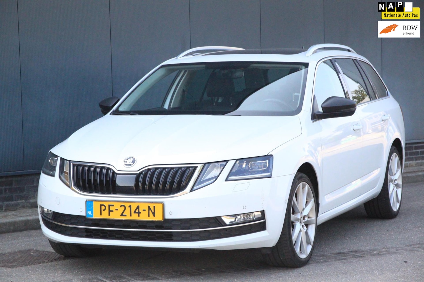 Skoda Octavia Combi - 1.0 TSI Greentech Style Panorama,Elek-Dak/Xenon/Parkeersensor v,a/18"inch/Trekhaak - AutoWereld.nl