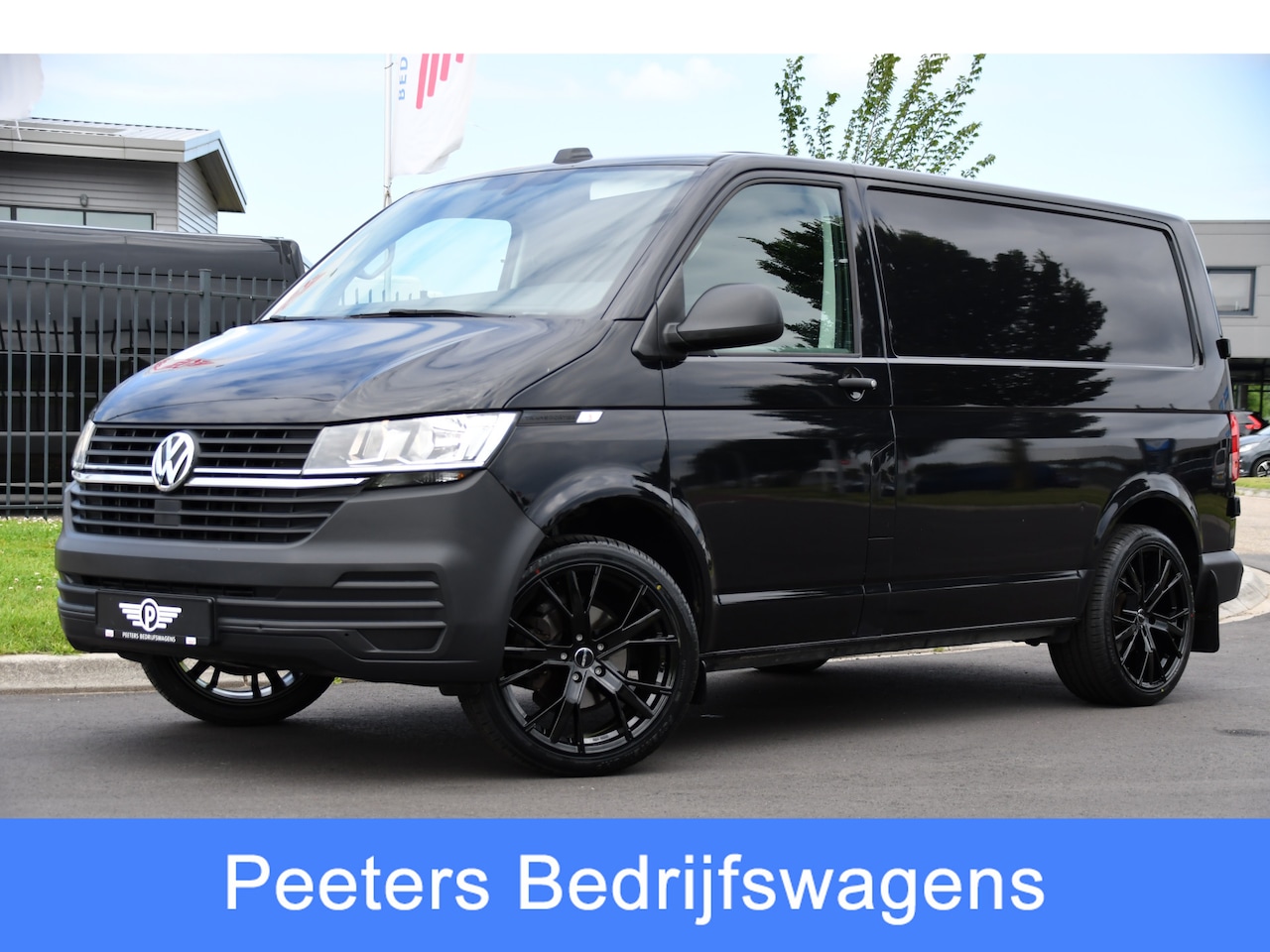 Volkswagen Transporter - 2.0 TDI L1H1 30 Black Edition Cruise, Sensoren, Carplay, 150PK, Automaat, Trekhaak, Stoelv - AutoWereld.nl