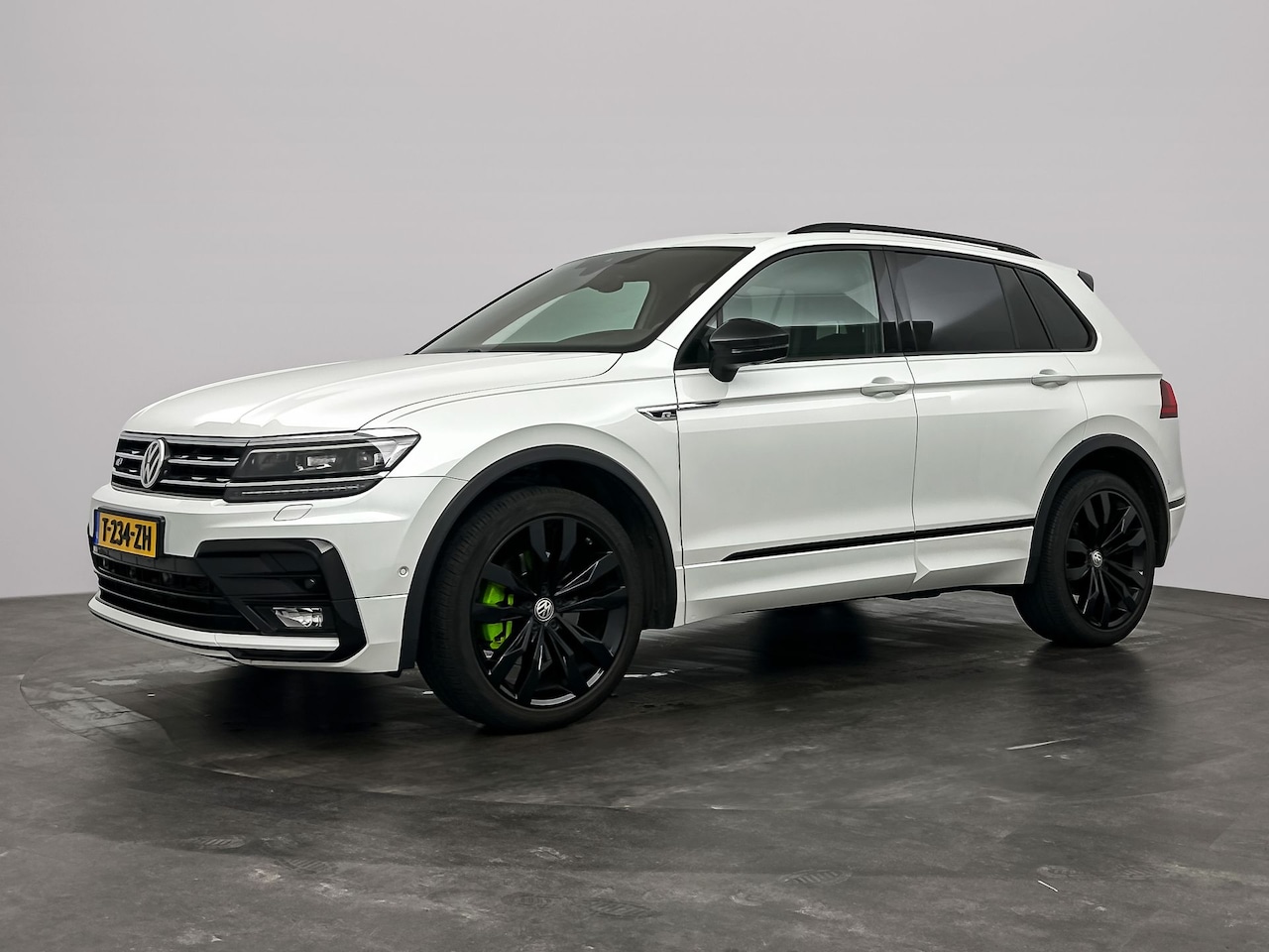 Volkswagen Tiguan - 2.0 TSI 4Motion Highline Business R | R-Line Black Style - AutoWereld.nl