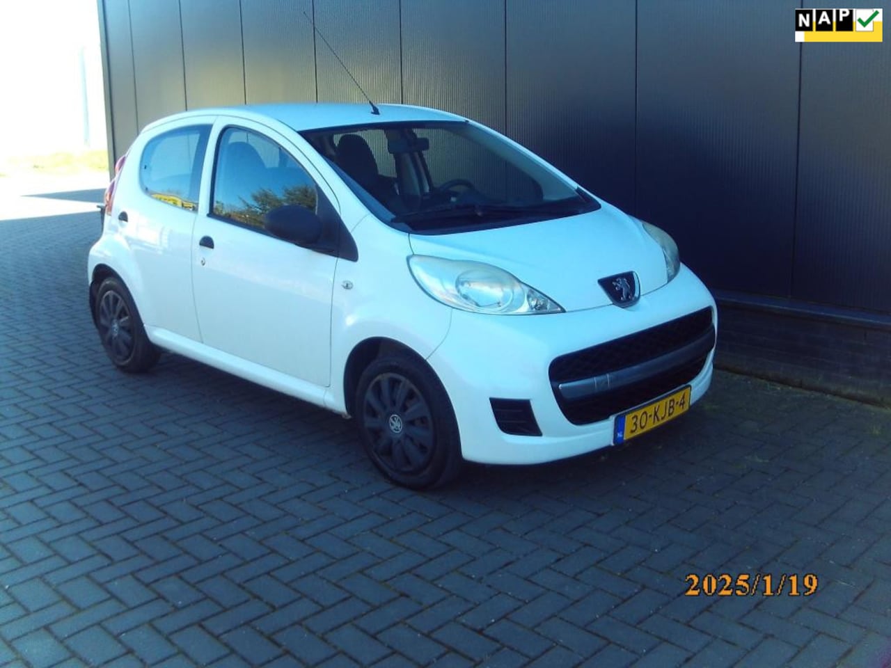 Peugeot 107 - 1.0-12V XR / 5drs / nog maar 88283 k.m. - AutoWereld.nl