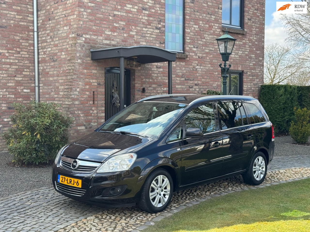 Opel Zafira - 1.8 Cosmo 7p Clima Navi PDC 1/2 Leer - AutoWereld.nl