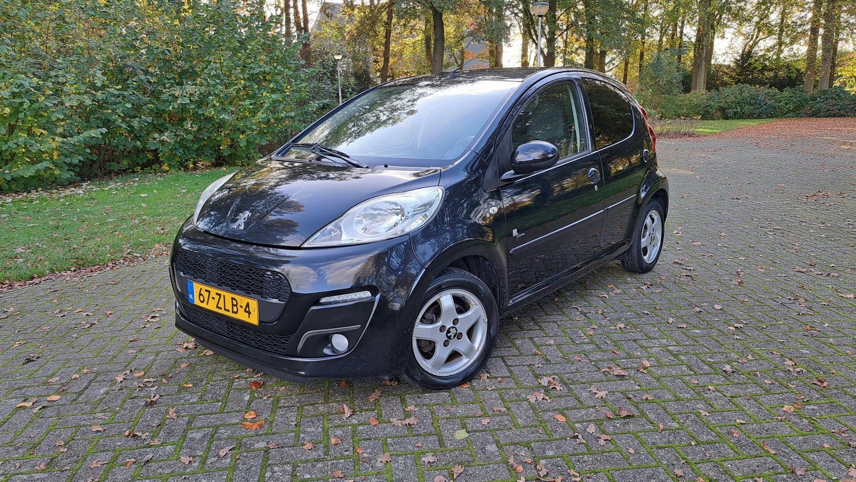 Peugeot 107 - 1.0 Black & Silver LEDER PRIVACY GLASS NW APK - AutoWereld.nl