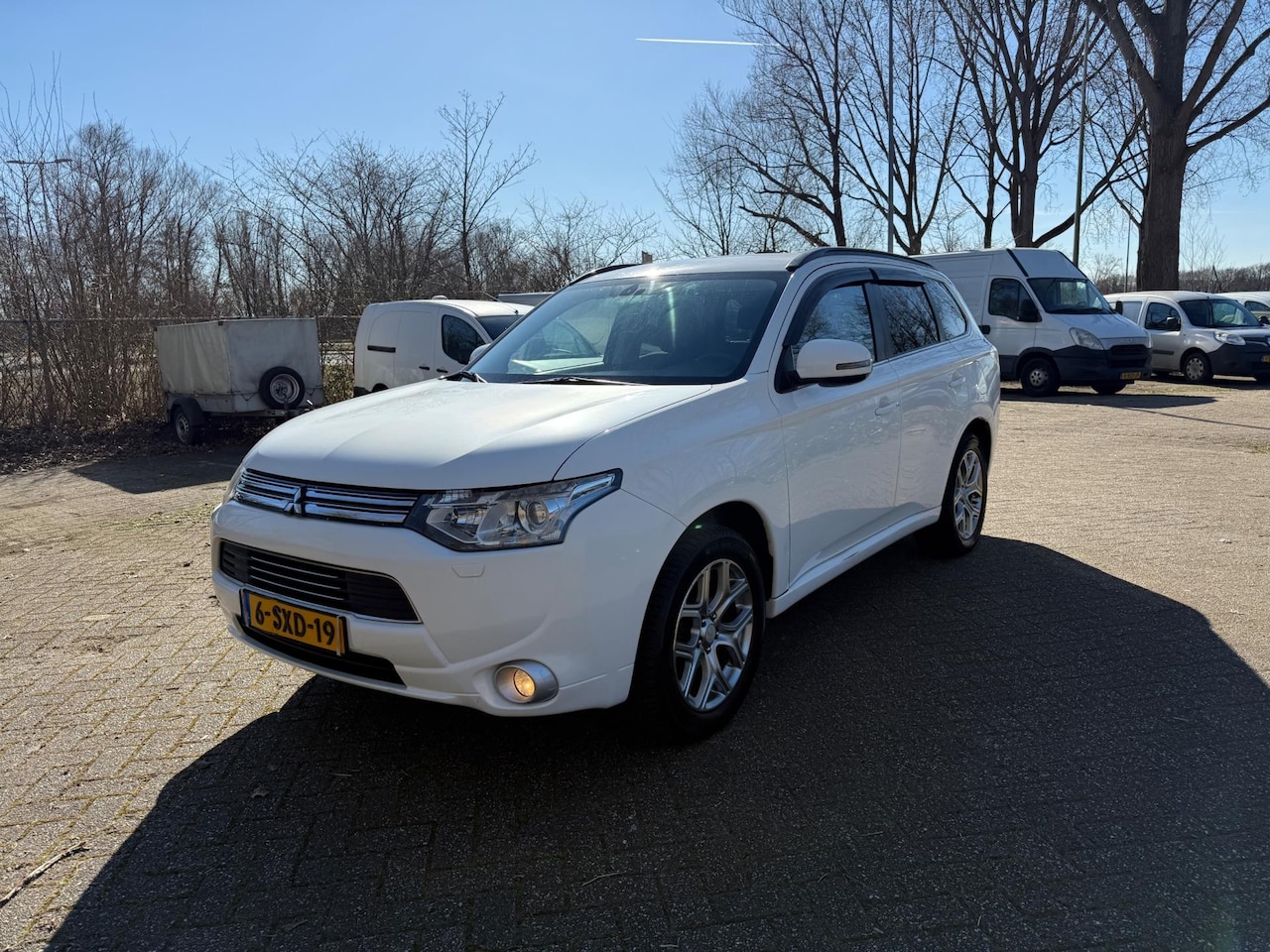 Mitsubishi Outlander - 2.0 PHEV Intense + Hybrid Snow White - AutoWereld.nl