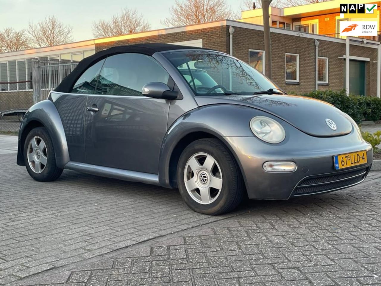 Volkswagen New Beetle Cabriolet - 2.0 Highline-AUTOMAAT-Airco-APK - AutoWereld.nl