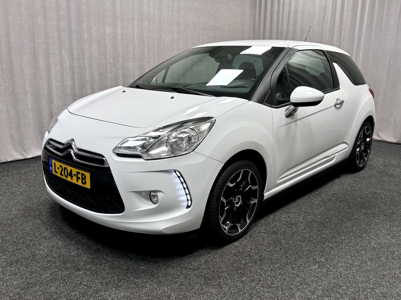 Citroën DS3 - 1.6 So Chic in White | Airco | Cruise | 17" Velgen | - AutoWereld.nl