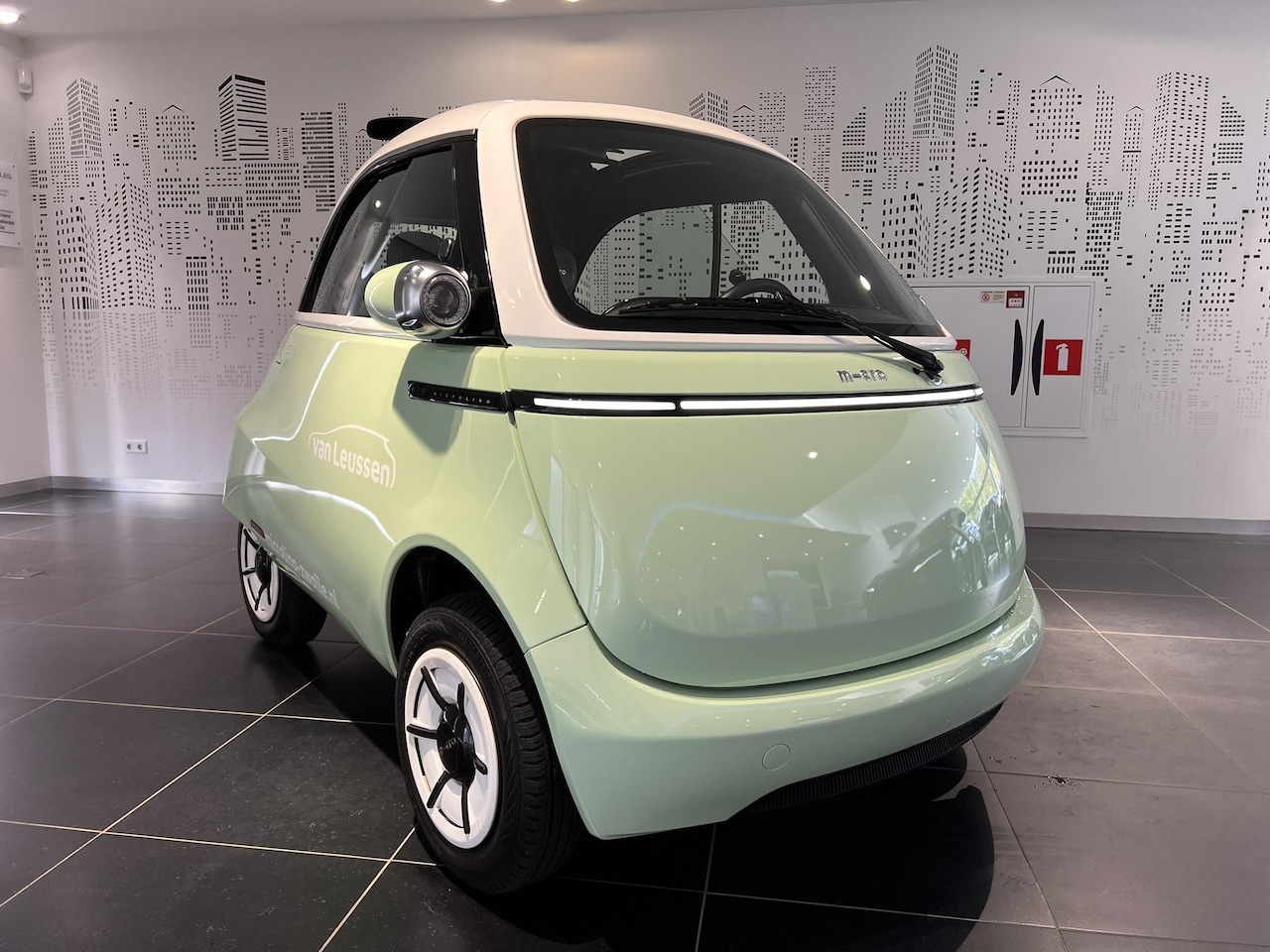 Micro Microlino - COMPETIZIONE 10.5 kWh 100% ELEKTRISCH UNIEK EYECATCHER ZONNEDAK 177KM RIJBEREIK - AutoWereld.nl