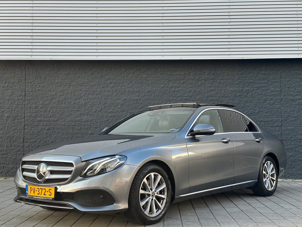 Mercedes-Benz E-klasse - 200d AMG Line/Panorama/Leer/A.Camera/Key Less/LM/Led/Xenon - AutoWereld.nl