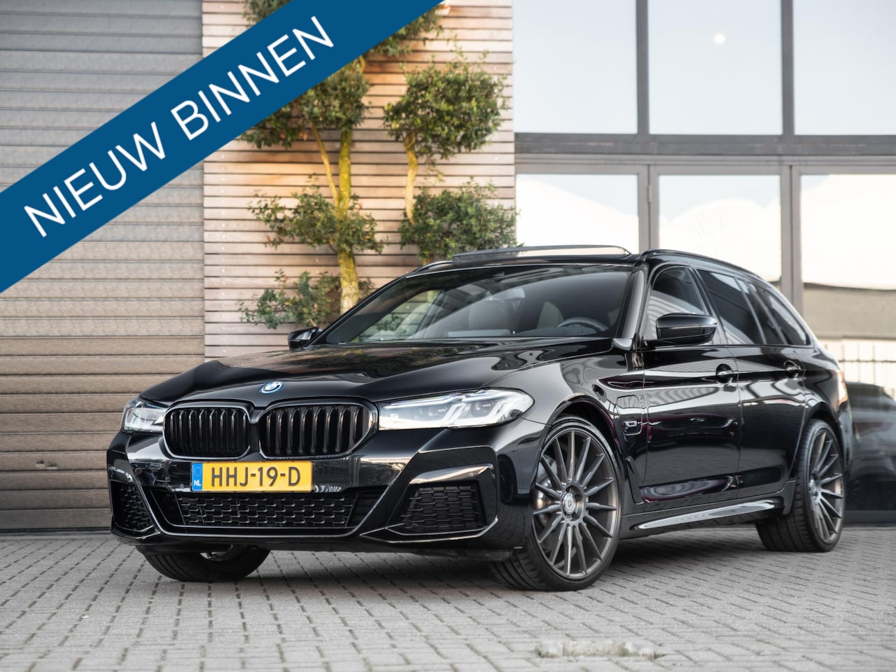 BMW 5-serie Touring - 530e xDrive M-Pakket Pano Leer Laser - AutoWereld.nl