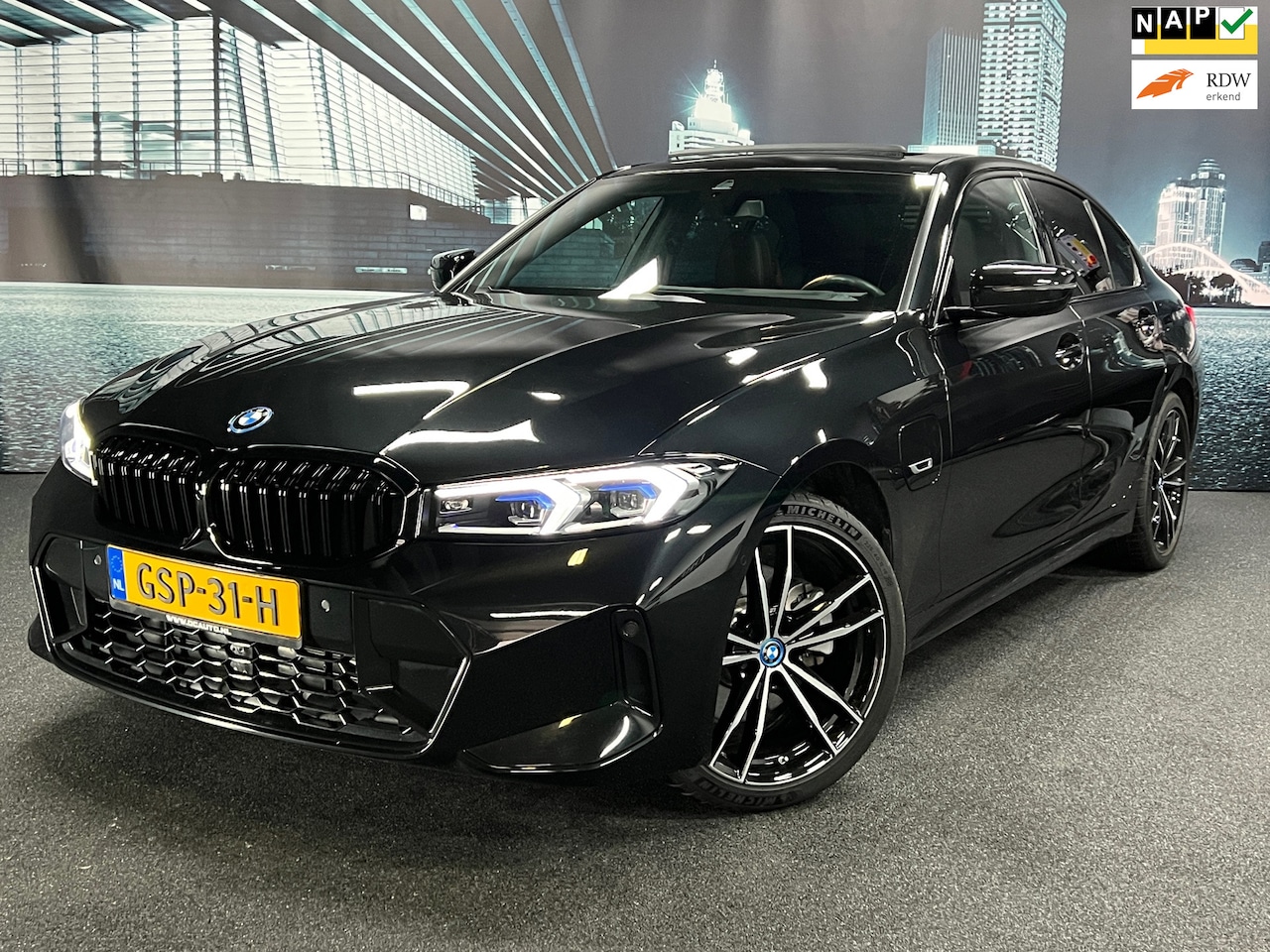 BMW 3-serie - BMW 3-serie 330e High Executive M-Sport PANO/H/K/LEDER/ VOL! - AutoWereld.nl