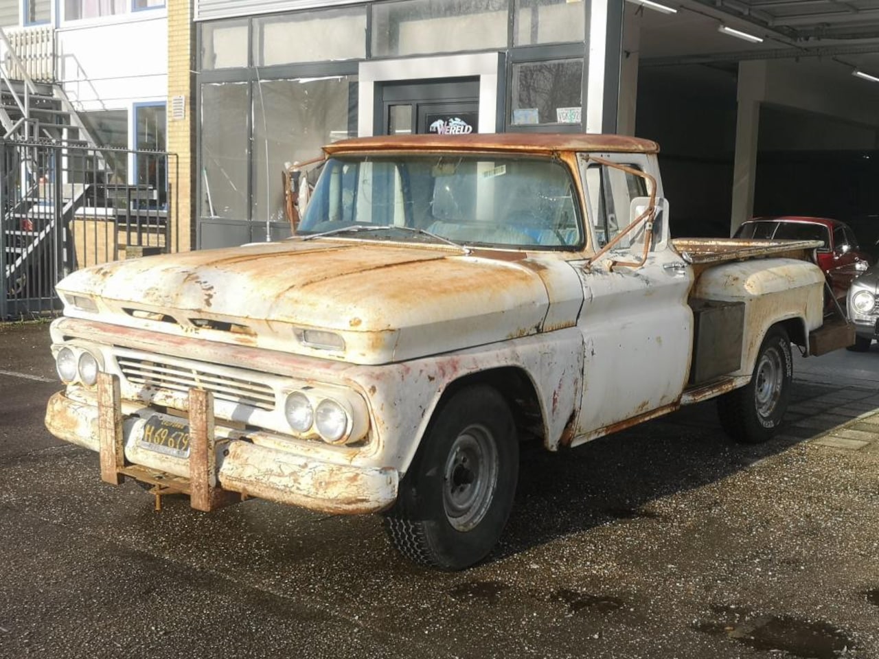 Chevrolet C10 - V8 stepside rijdend en remmend - AutoWereld.nl