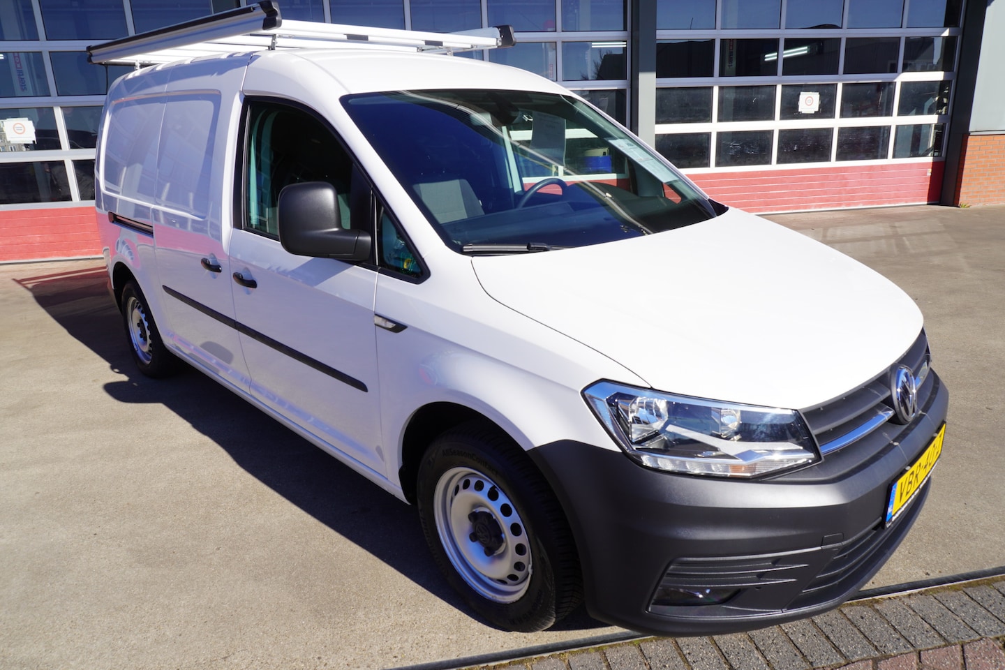 Volkswagen Caddy Maxi - 2.0 TDI L2H1 BMT Comfortline Sortimo kast Nr. V131 | Airco | Cruise | Navigatie - AutoWereld.nl