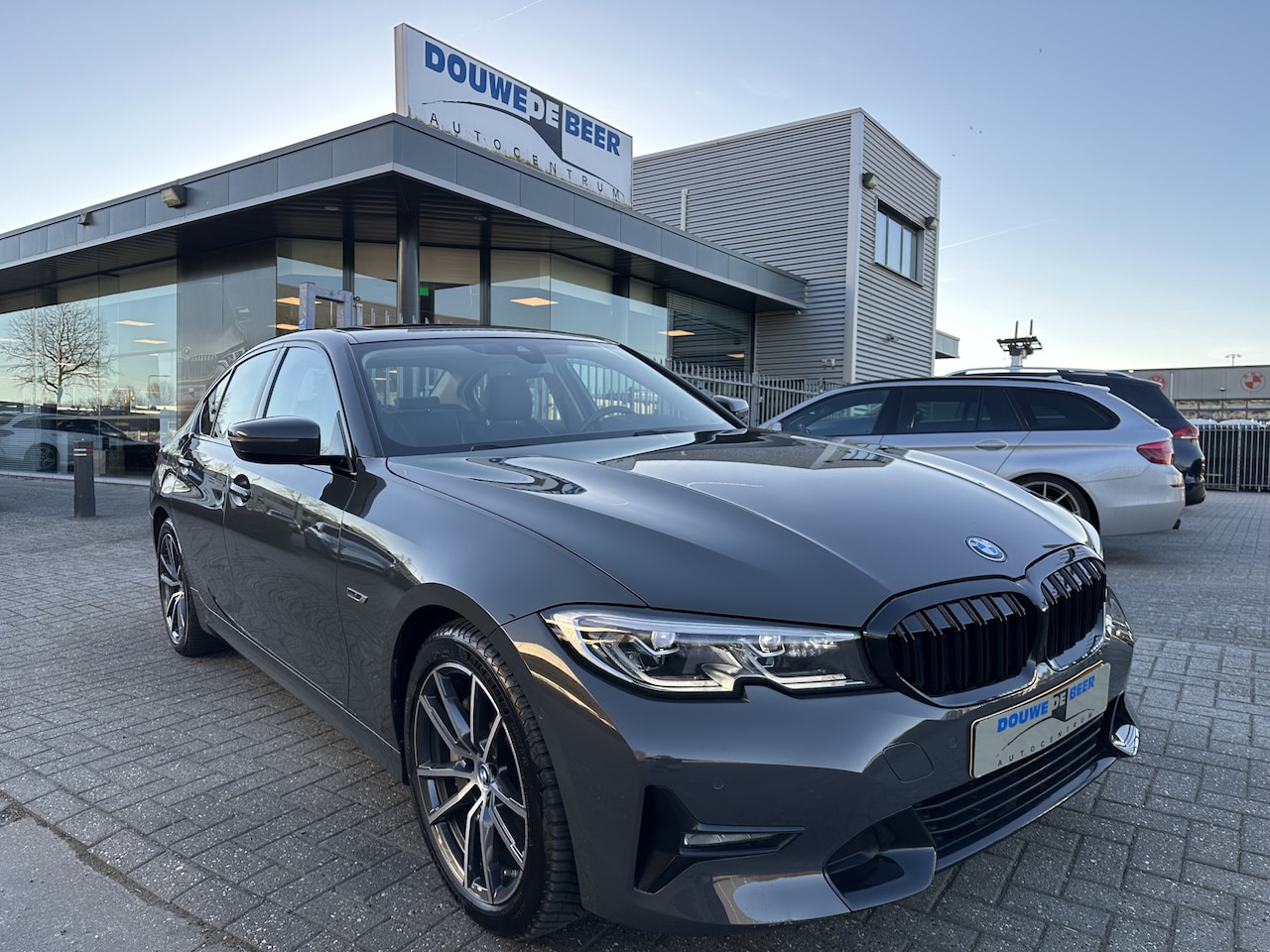 BMW 3-serie - 330e Sport Line Dravitgrau | Schuifdak | HUD | Laser Licht | HUD | Keyless | - AutoWereld.nl