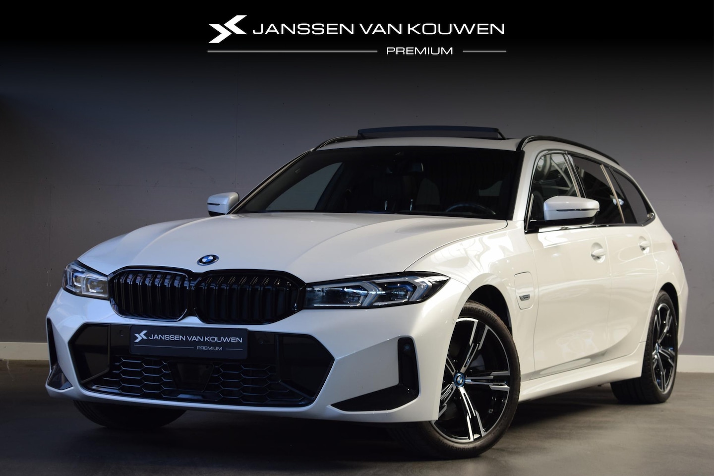 BMW 3-serie Touring - 320e / Head UP / M-Sport / Apple Carplay / Panoramadak - AutoWereld.nl