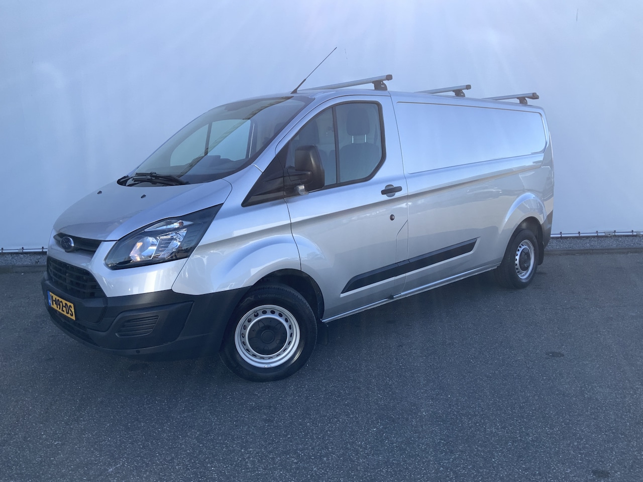 Ford Transit Custom - 290 2.2 TDCI L2H1 Economy Edition Airco 3 Zits Trekhaak 2300 kg Dakdragers Extra Sloten Op - AutoWereld.nl