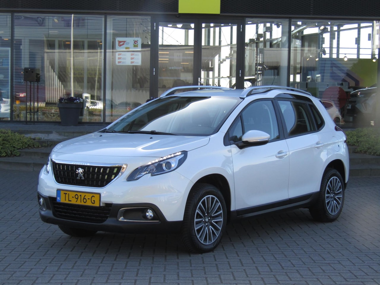 Peugeot 2008 - 1.2 PureTech 110pk Blue Lion / Trekhaak / Navigatie / Cruise-Control - AutoWereld.nl