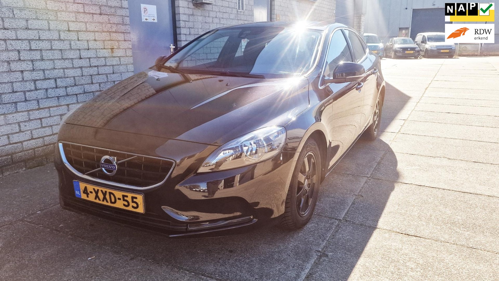 Volvo V40 - 2.0 D4 Momentum Business 1e eigenaar Navigatie NAP - AutoWereld.nl