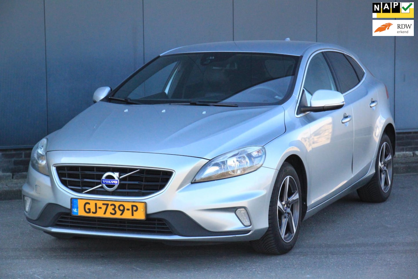 Volvo V40 - 2.0 D2 R-Design Business Navigatie/Parkeersensor/Privacy glas/Trekhaak - AutoWereld.nl