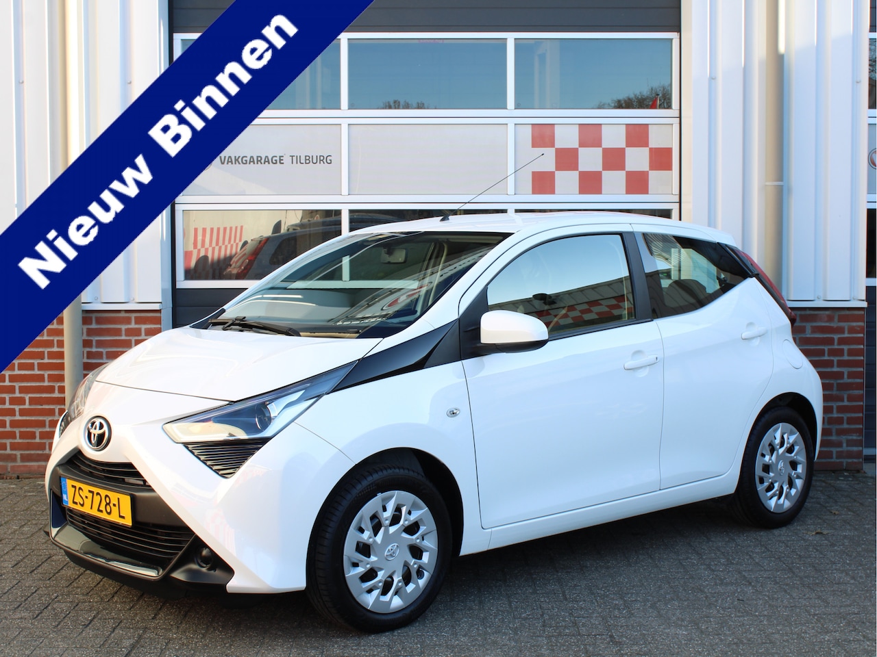 Toyota Aygo - 1.0 VVT-i X-Play AUTOMAAT/1e Eig./Airco/Camera/Navi/Bluetooth - AutoWereld.nl