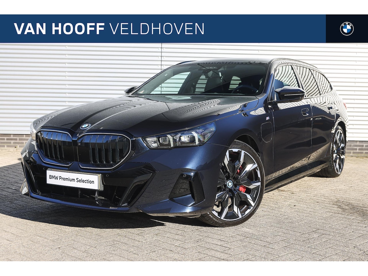 BMW 5-serie Touring - 550e xDrive M Sport Automaat / Panoramadak / Bowers & Wilkins / Adaptieve LED / Adaptief M - AutoWereld.nl