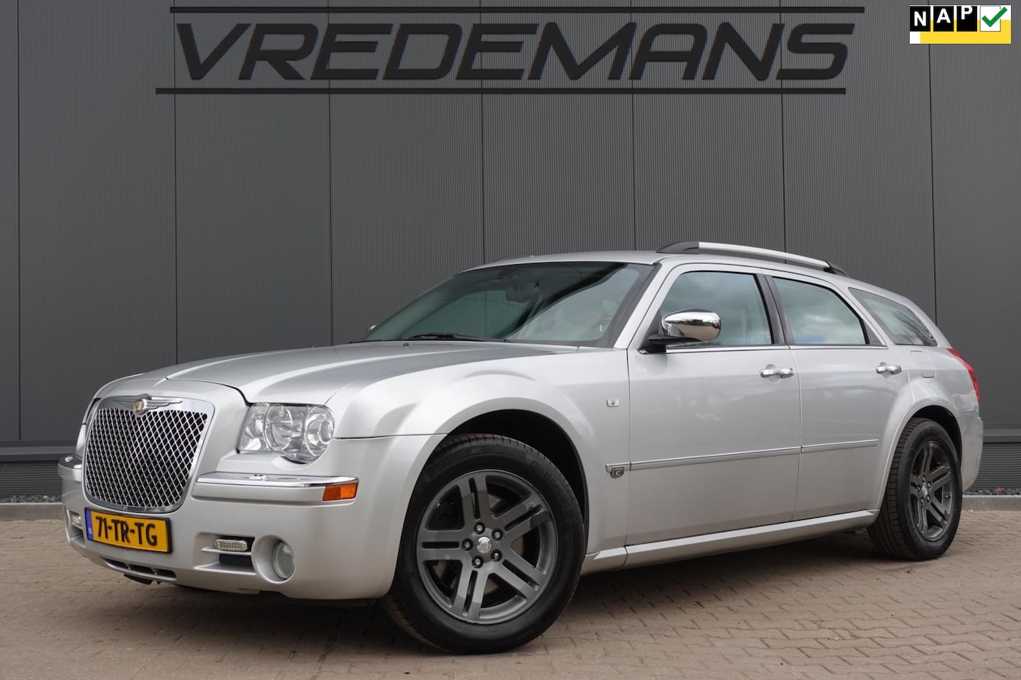 Chrysler 300C Touring - 5.7 V8 HEMI AWD 5.7 V8 HEMI AWD - AutoWereld.nl