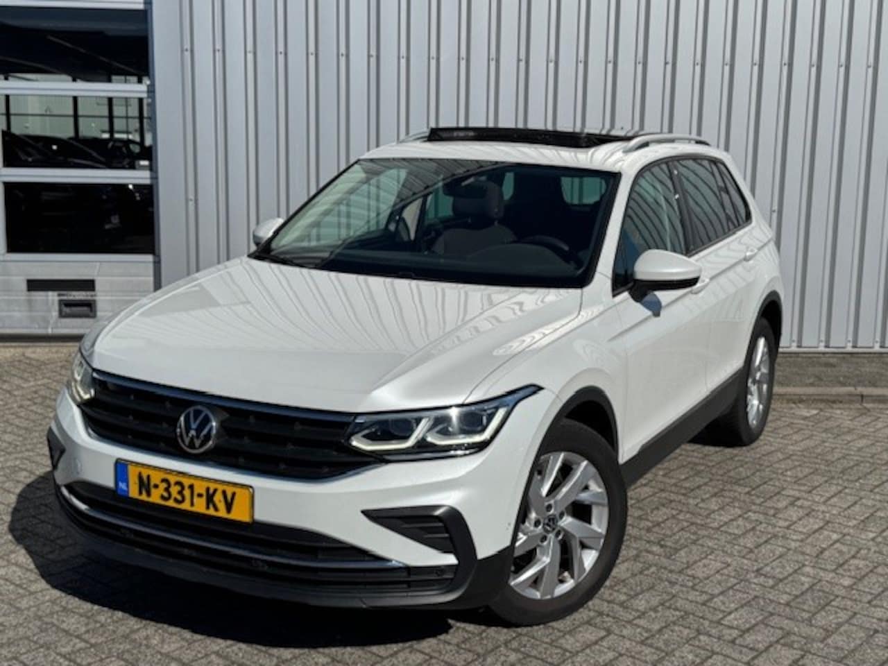 Volkswagen Tiguan - 1.5 TSI 150pk DSG/AUT Life Business | Adaptief cruise control | Panorama dak | Park assist - AutoWereld.nl