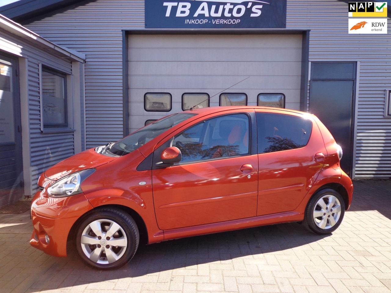 Toyota Aygo - 1.0 VVT-i Dynamic Orange 5-DRS ! AIRCO ! - AutoWereld.nl