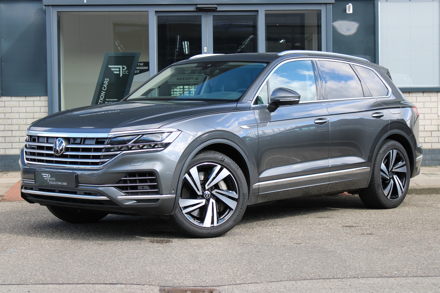 Volkswagen Touareg - 3.0 TSi eHybrid 4MOTION HUD|Pano|Leder|Trekhaak|ACC|Nightvision - AutoWereld.nl