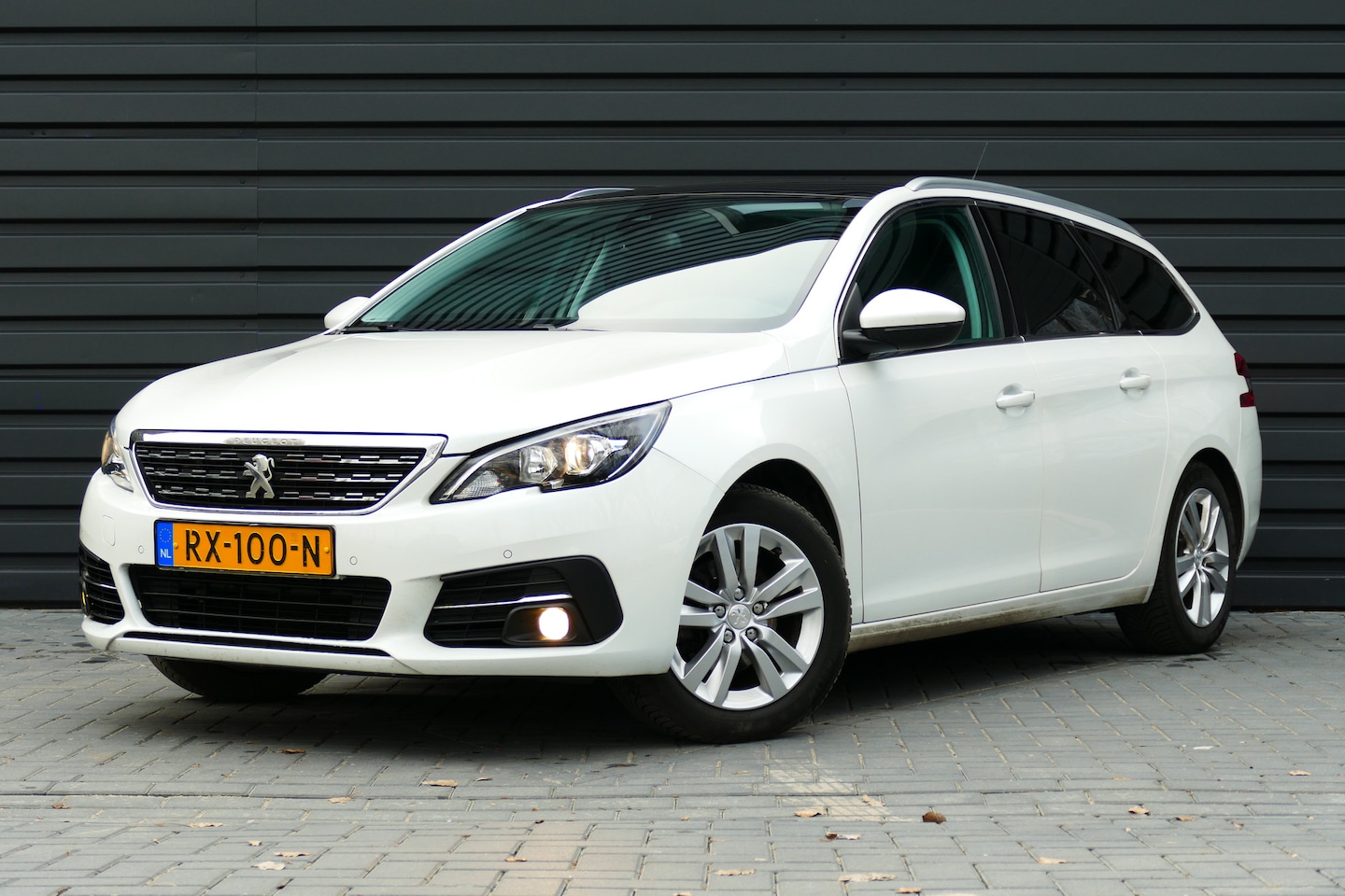 Peugeot 308 SW - 1.2 PURETECH 130PK ALLURE AUTOMAAT / NAVI / LED / CLIMA / PDC / 16"LMV / CAMERA / PANO.DAK - AutoWereld.nl