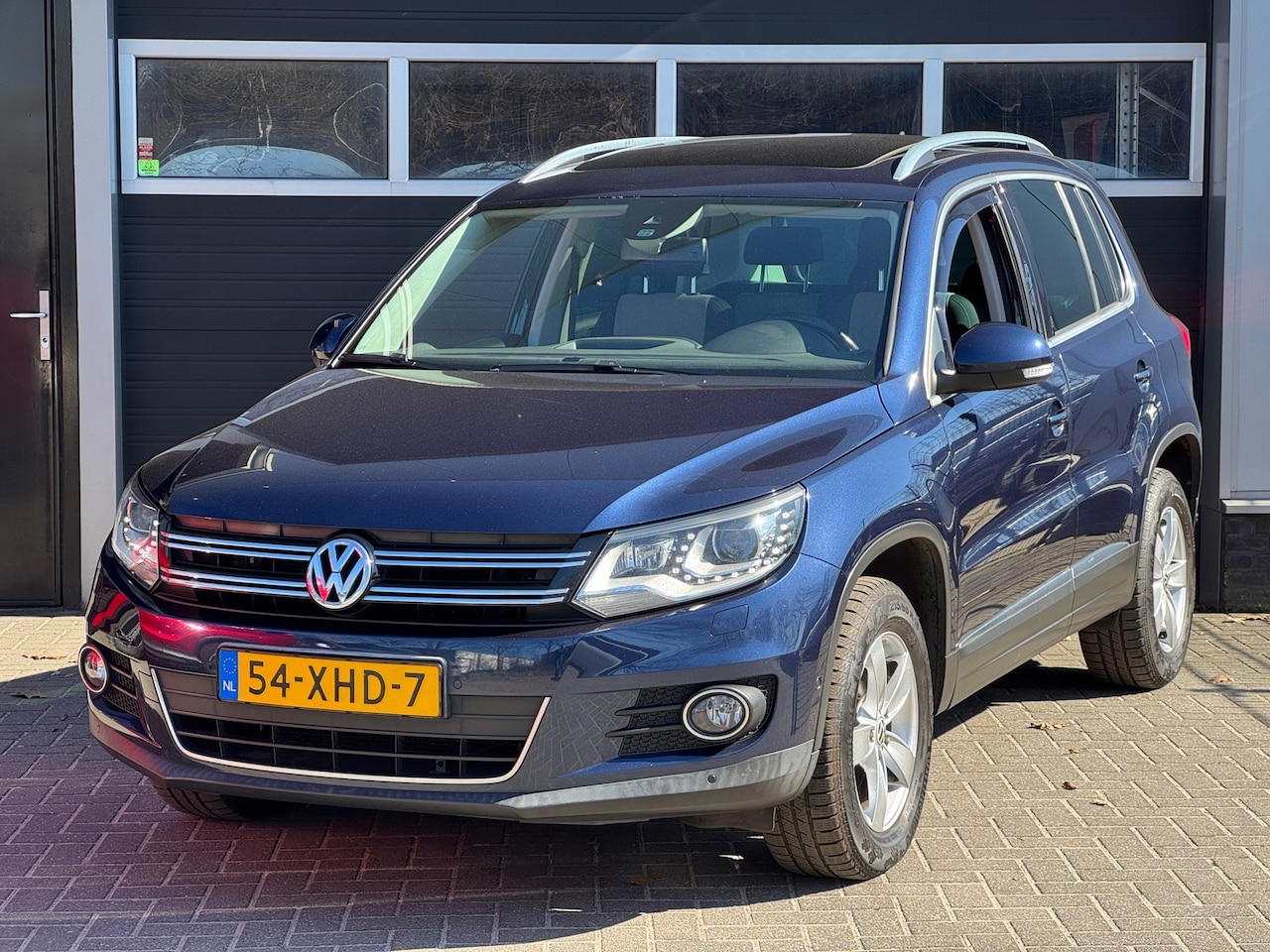 Volkswagen Tiguan - 2.0 TDI Sport&Style Trekhaak, Xenon/Led, Navi, Pano, Climate Control, NAP - AutoWereld.nl