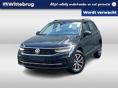 Volkswagen Tiguan - 1.4 TSI eHybrid 245PK Life / Digitale Cockpit / Zwenkbare Trekhaak / Stuur + Stoelverwarmi