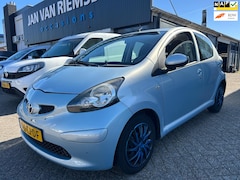 Toyota Aygo - 1.0-12V + 5 deurs nieuwe koppeling APK 10-10-2025 elektrische ramen