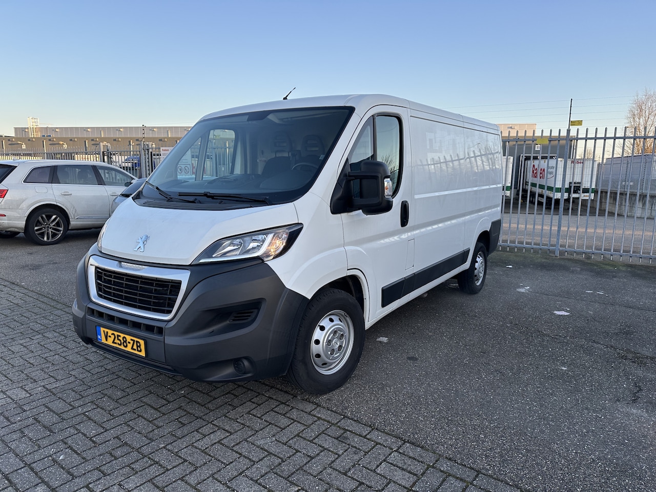 Peugeot Boxer - 435 2.0 BlueHDI L2H1 Premium 435 2.0 BlueHDI L2H1 Premium - AutoWereld.nl