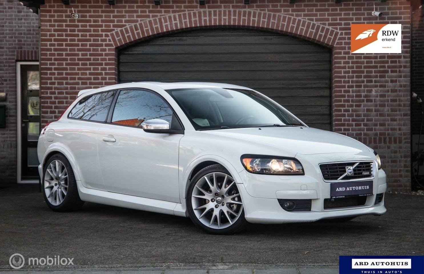 Volvo C30 - 2.4i 2x Rdesign |Pano|Xenon|stoelv.|18 inch|Uniek! - AutoWereld.nl